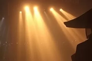 青春剧《第七个夏天》封面：旧操场跑道上散落的志愿表
