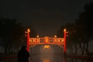 悬疑剧《风暴之眼》封面：气象站穹顶外翻滚的积雨云